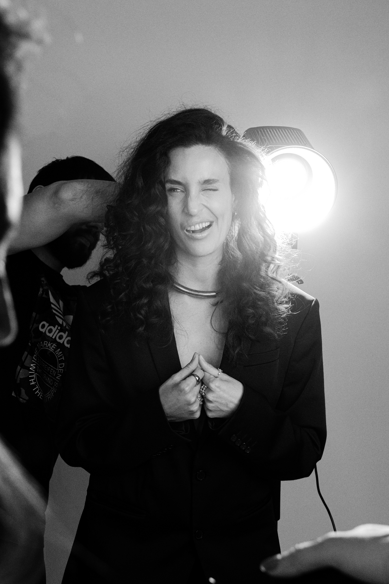 Anna David nos bastidores do estúdio em foto preto e branco
