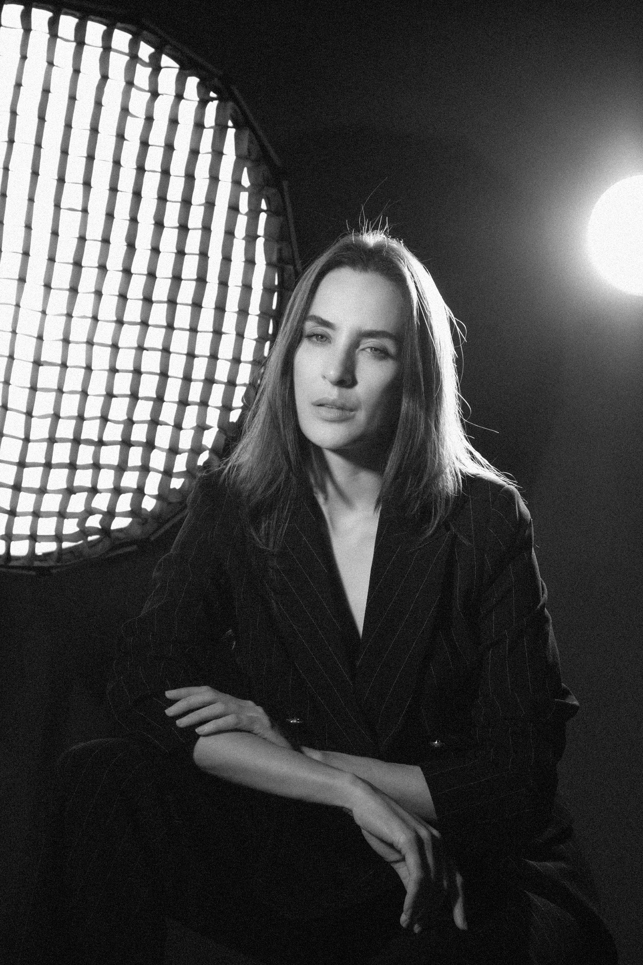 Anna David em retrato em preto e branco no estúdio