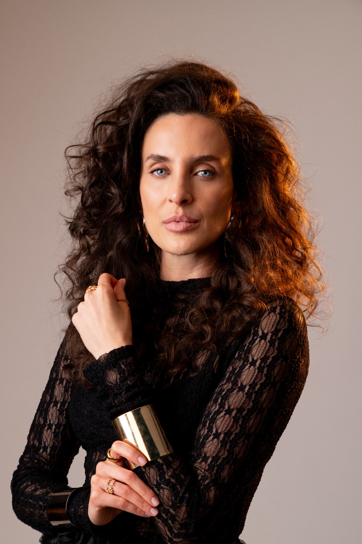 Anna David em retrato editorial com vestido preto